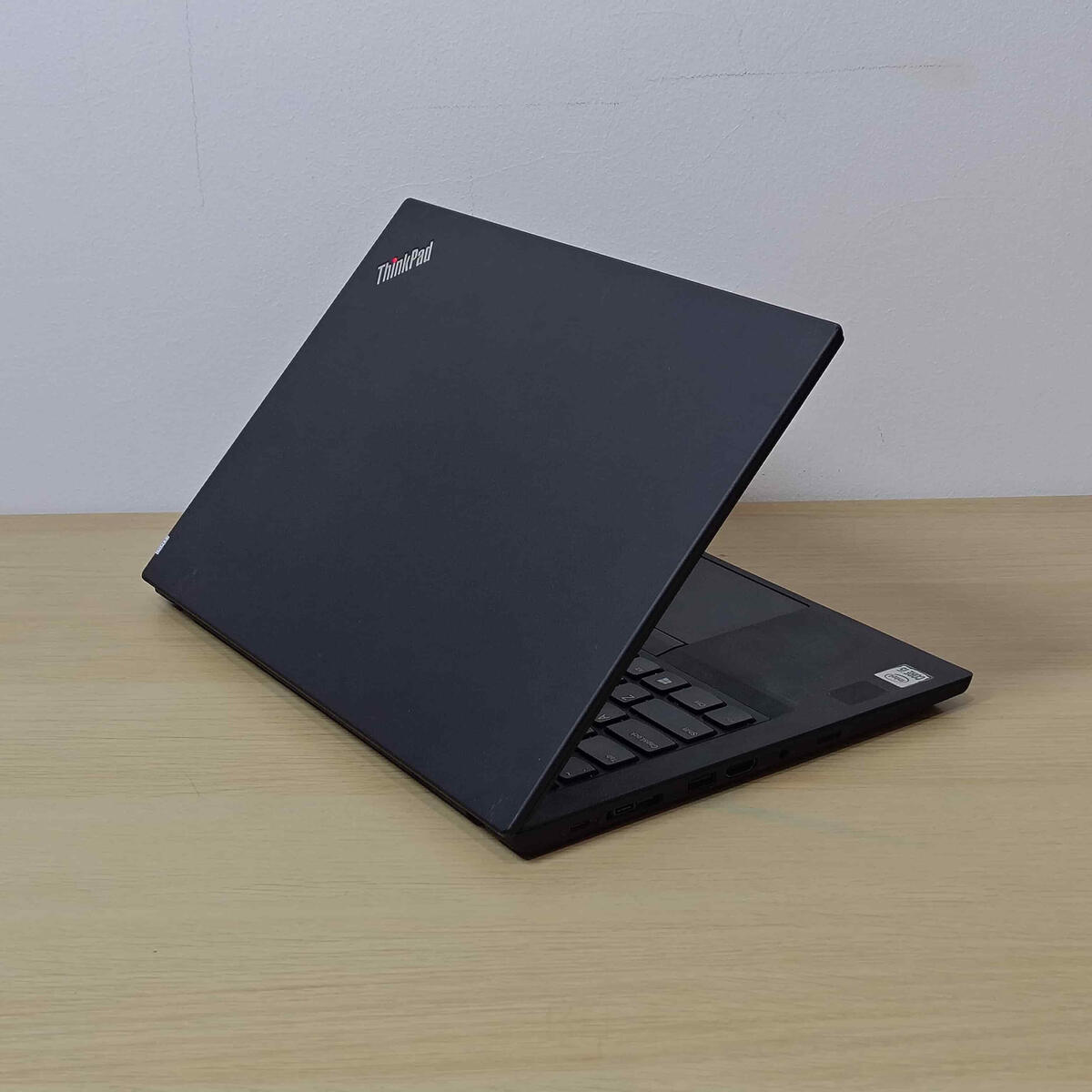 T14 G1 Belakang Kanan T14 G1 Belakang Kanan Butik Laptop