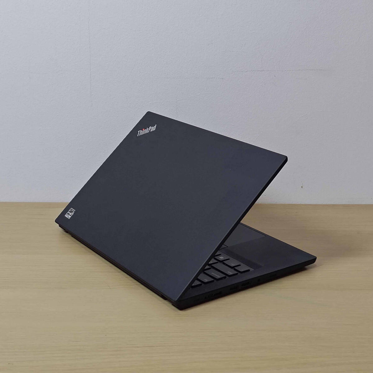 T14 G1 Belakang Kanan T14 G1 Belakang Kanan Butik Laptop