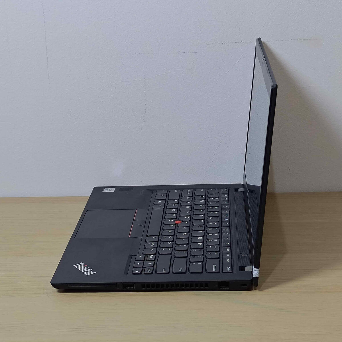 T14 G1 Samping Kanan Butik Laptop