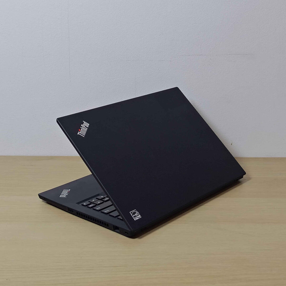 T14 G1 Belakang Kiri Butik Laptop