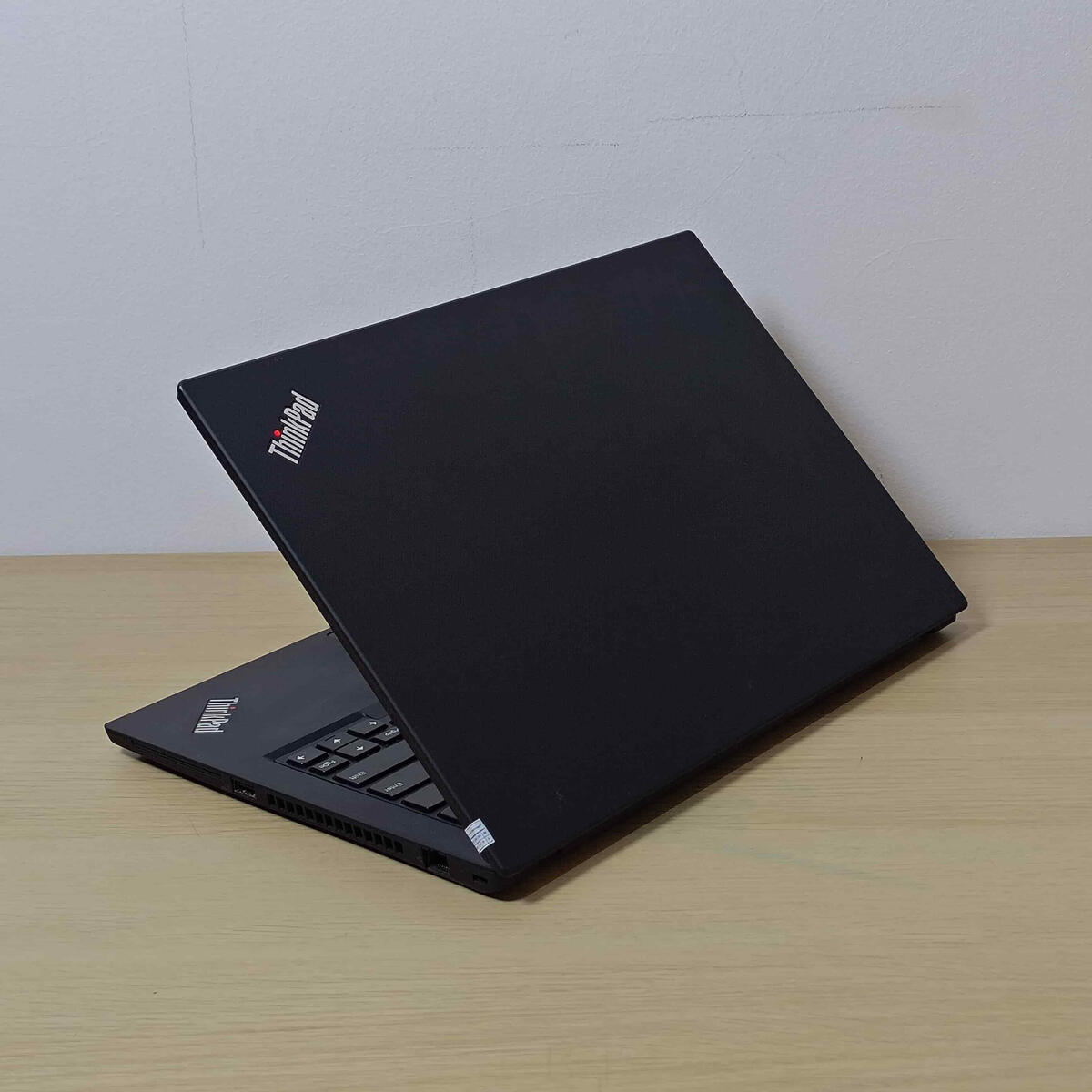 T14 G1 Belakang Kiri T14 G1 Belakang Kiri Butik Laptop