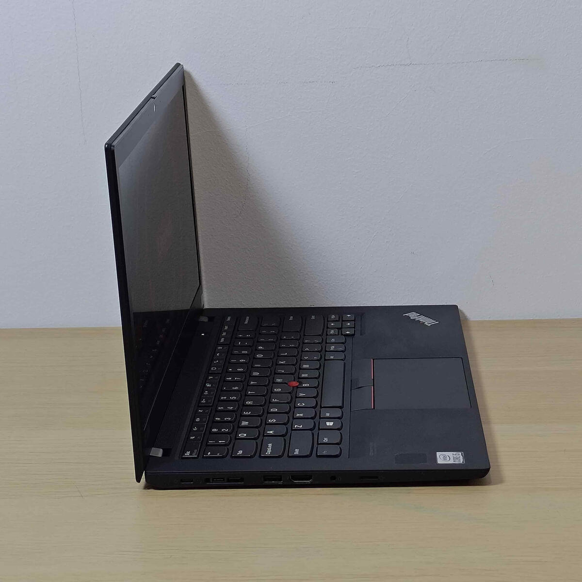 T14 G1 Samping Kiri Butik Laptop